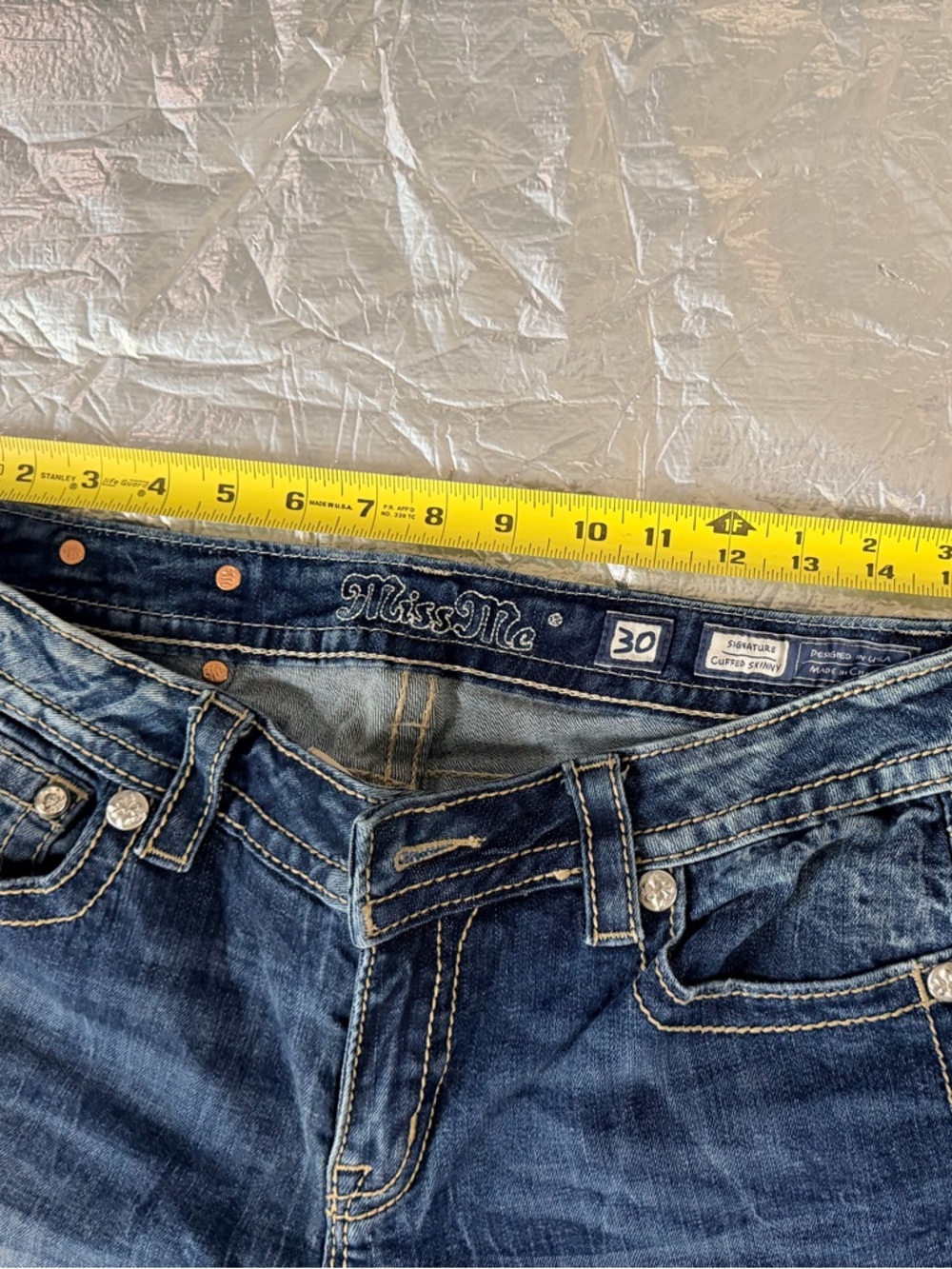 Miss Me Jean Capri with Peach Embroidery size 30 - Picture 5 of 6